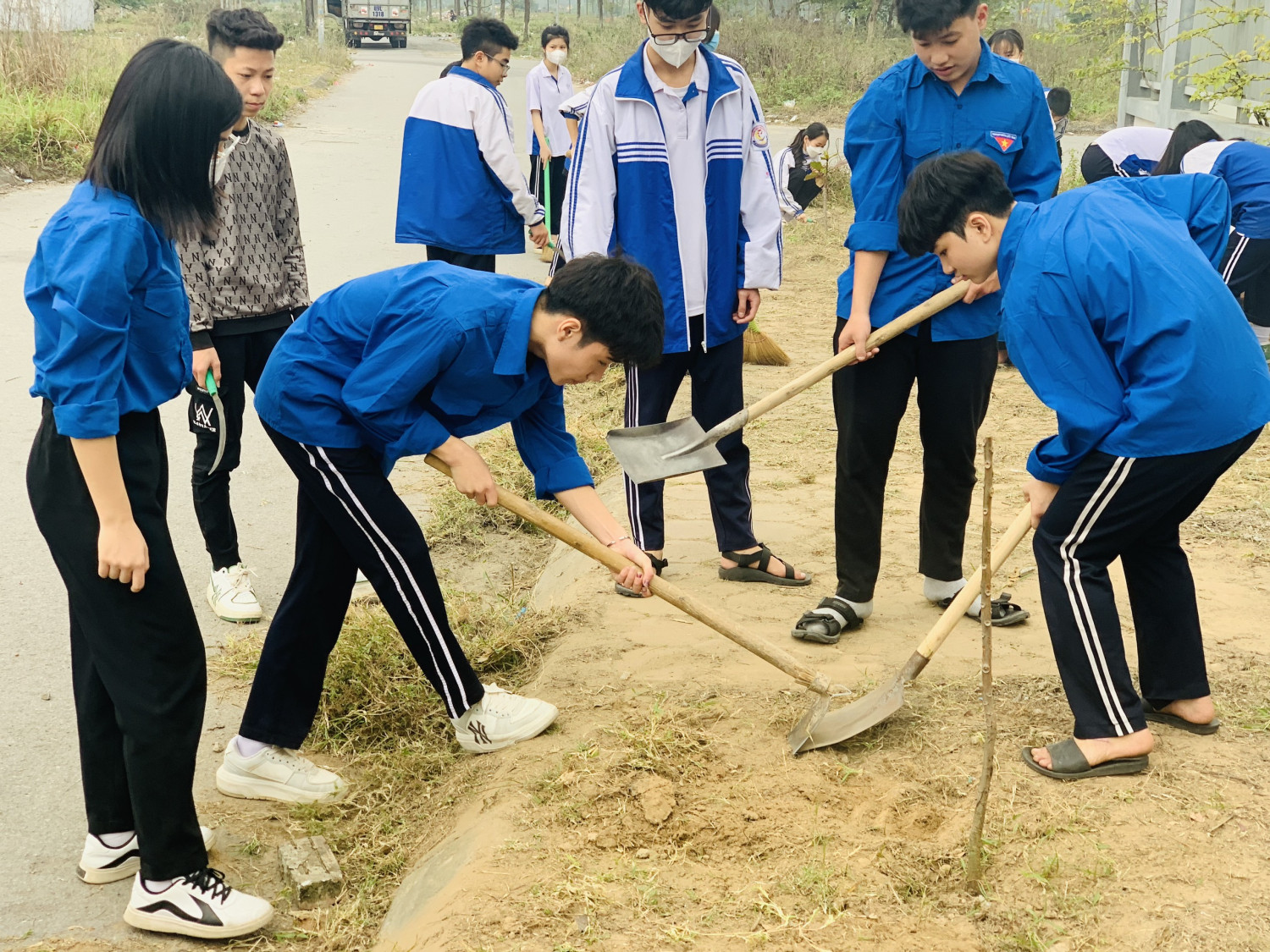 Chi đoàn trường trò chơi đánh bài tiến lên
 ra quân tổng vệ sinh môi trường hưởng ứng Tháng Thanh niên 2023